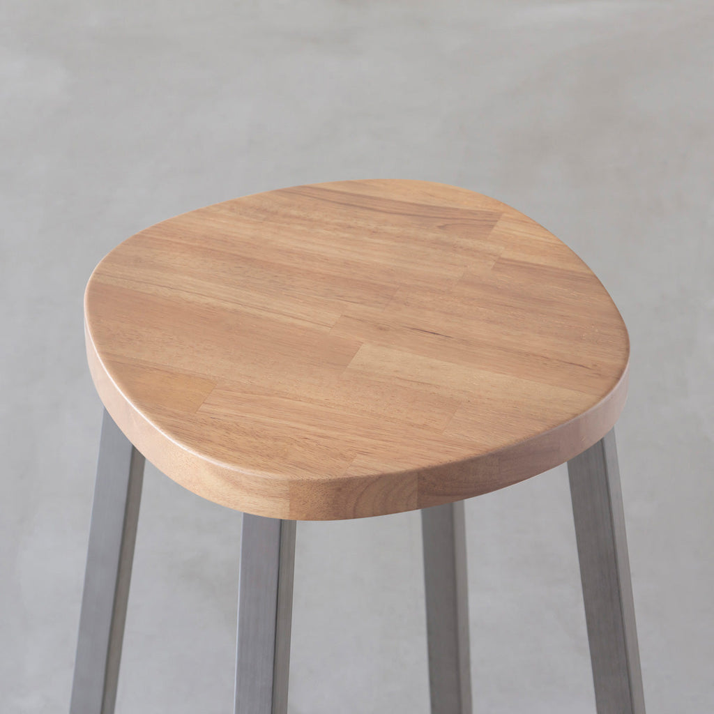 KANADEMONOのラバーウッド アッシュグレーSquircle座面とステンレスのSlant Bar脚を合わせたシンプルモダンなスツール（座面）