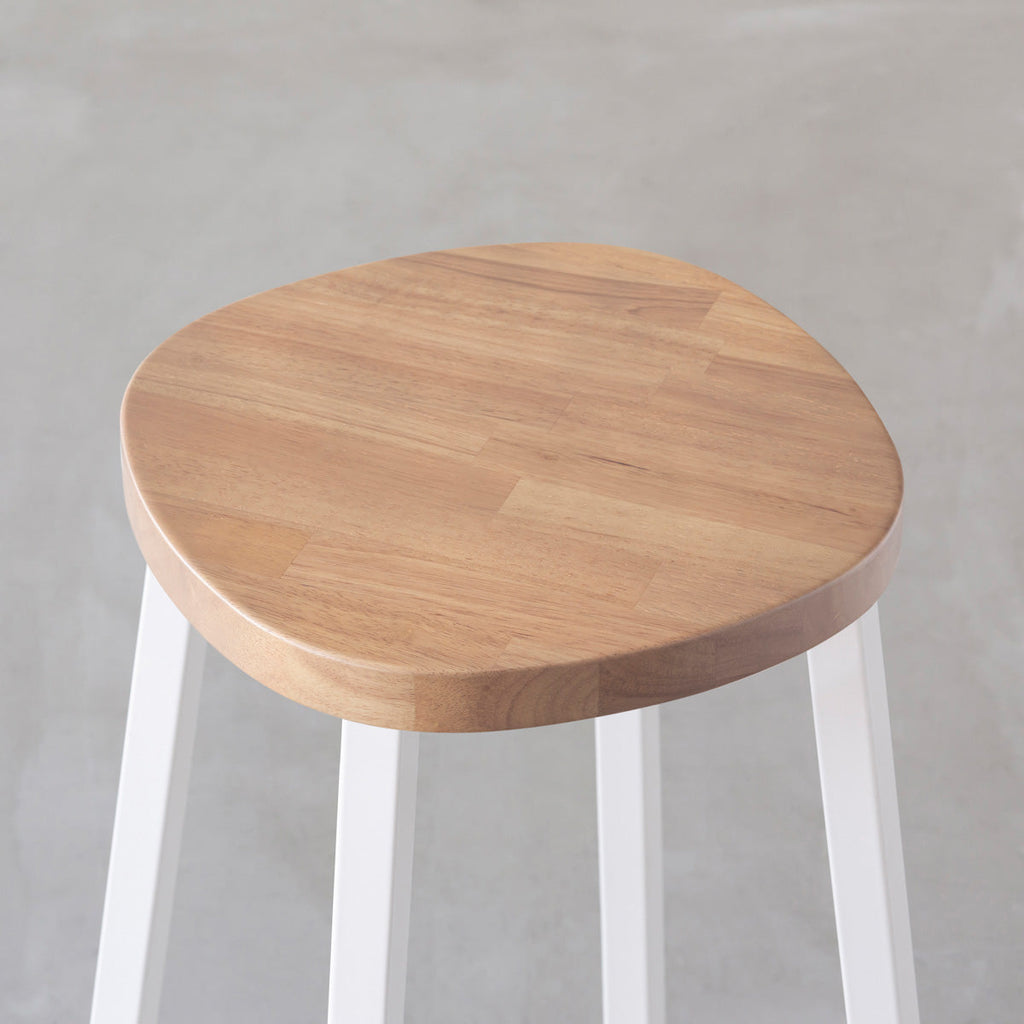 KANADEMONOのラバーウッド アッシュグレーSquircle座面とホワイトのSlant Bar脚を合わせたシンプルモダンなハイスツール（座面）