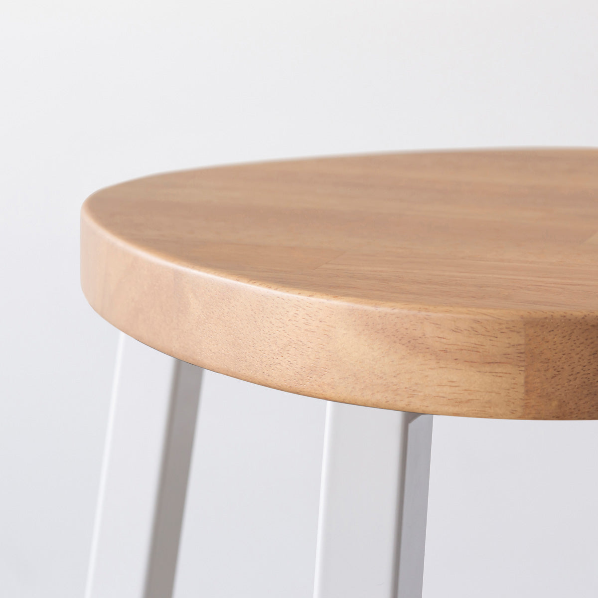 KANADEMONOのラバーウッド アッシュグレーSquircle座面とホワイトのSlant Bar脚を合わせたシンプルモダンなスツール（座面側面）