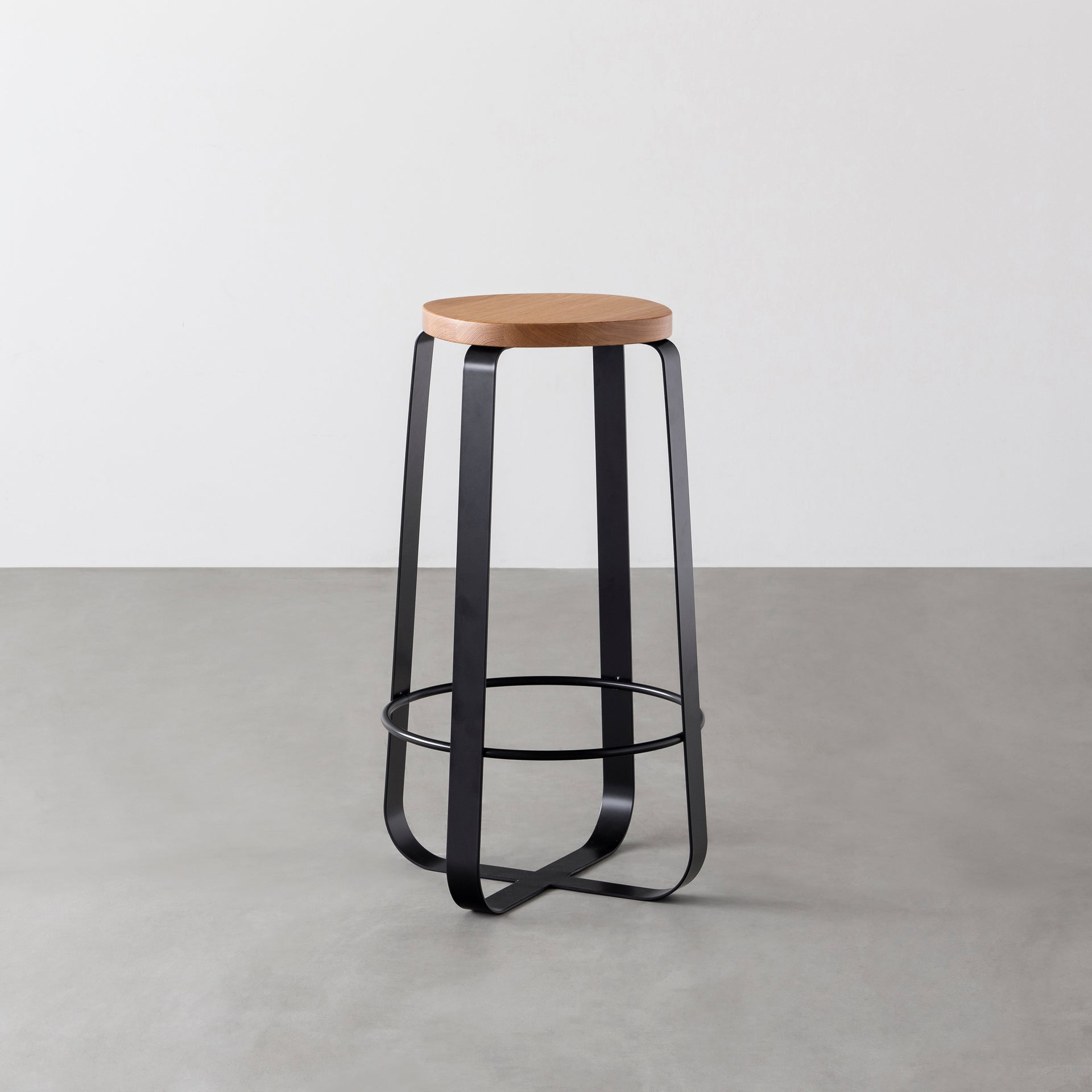 KANADEMONOの無垢ホワイトオーク Squircle座面とブラックのCross Plate脚を合わせたシンプルモダンなハイスツール