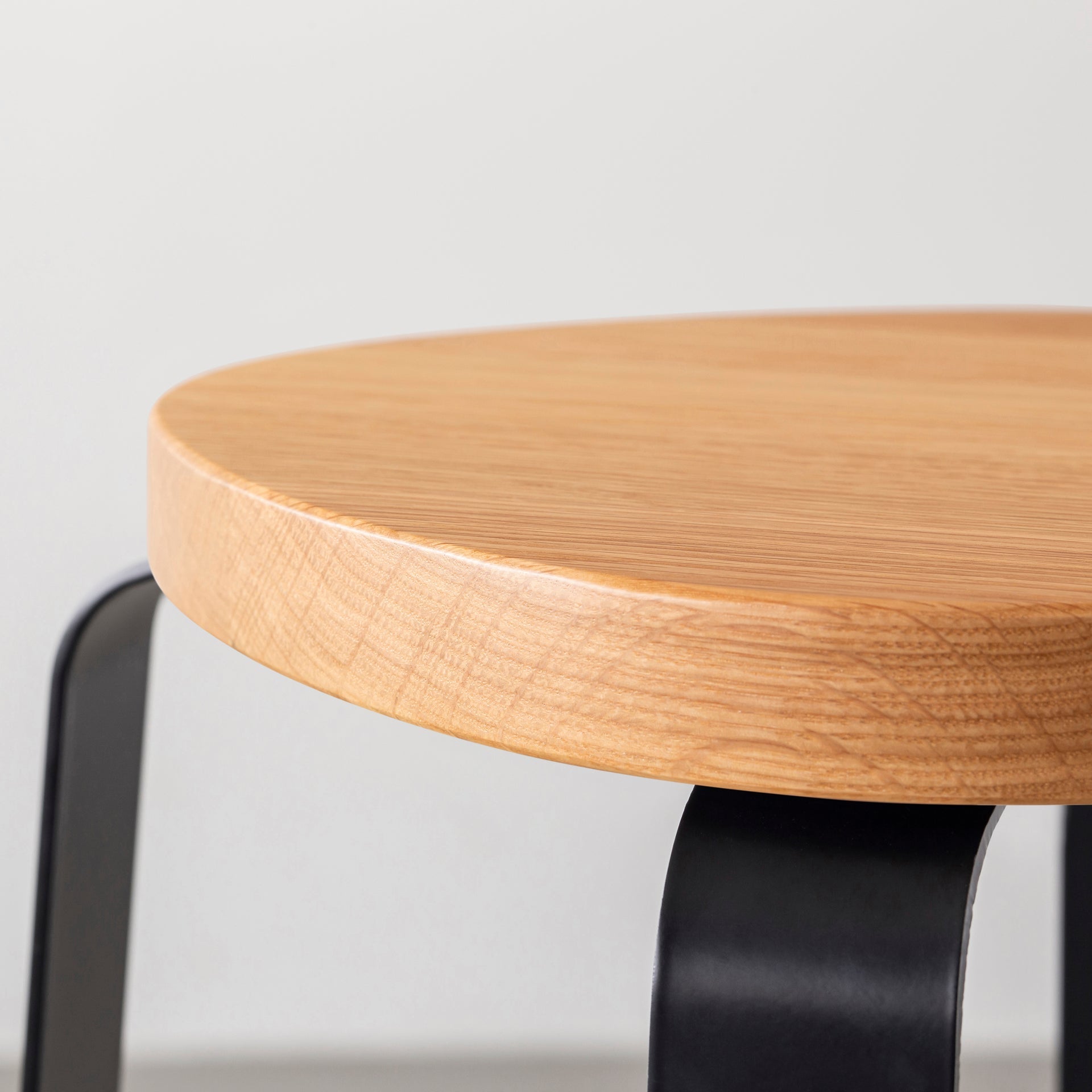 KANADEMONOの無垢ホワイトオーク Squircle座面とブラックのCross Plate脚を合わせたシンプルモダンなハイスツール（座面側面）