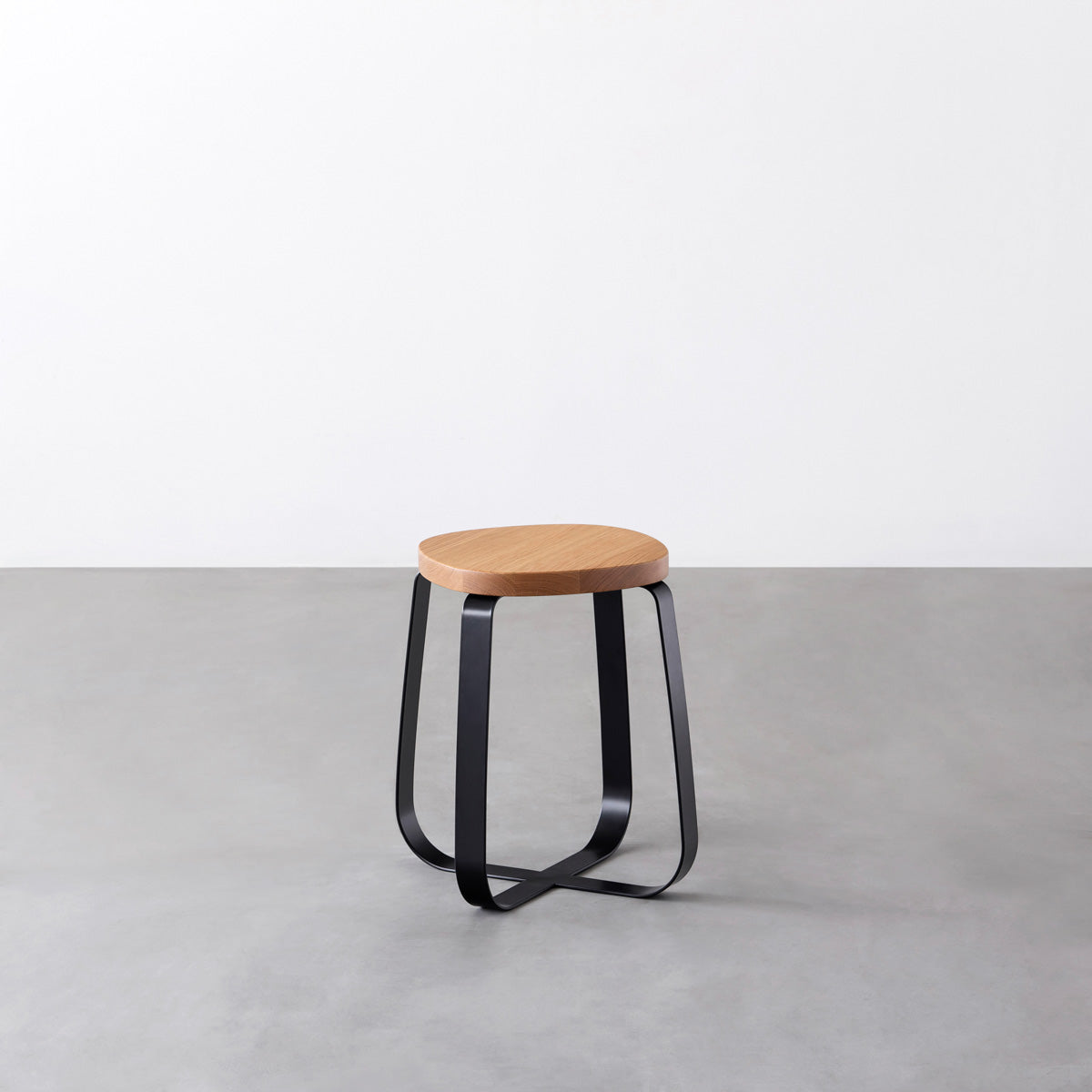 KANADEMONOの無垢ホワイトオーク Squircle座面とブラックのCross Plate脚を合わせたシンプルモダンなスツール