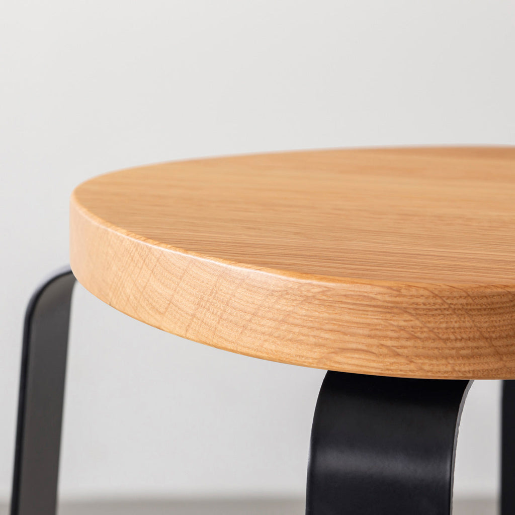 KANADEMONOの無垢ホワイトオーク Squircle座面とブラックのCross Plate脚を合わせたシンプルモダンなスツール（座面）