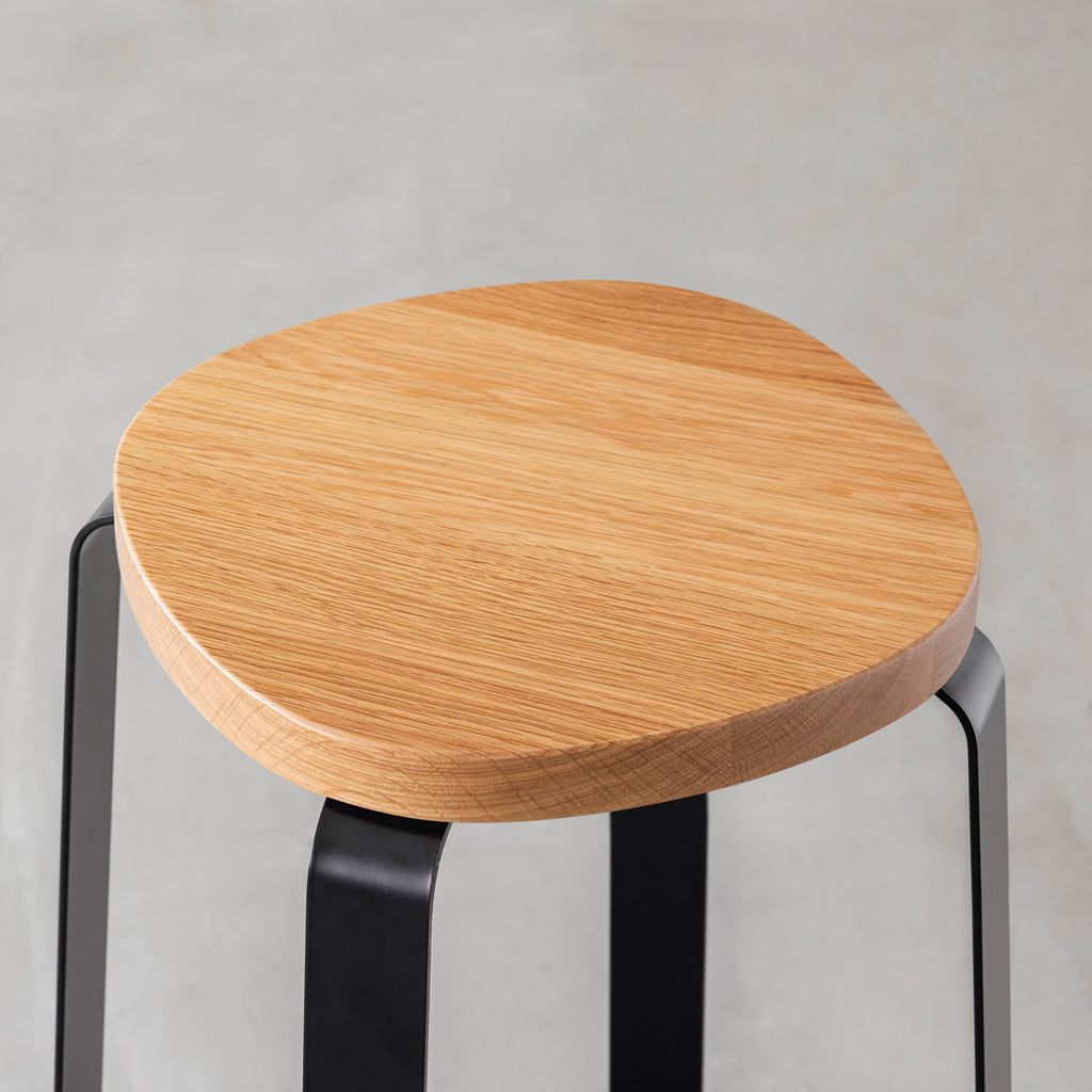 KANADEMONOの無垢ホワイトオーク Squircle座面とブラックのCross Plate脚を合わせたシンプルモダンなスツール（座面側面）