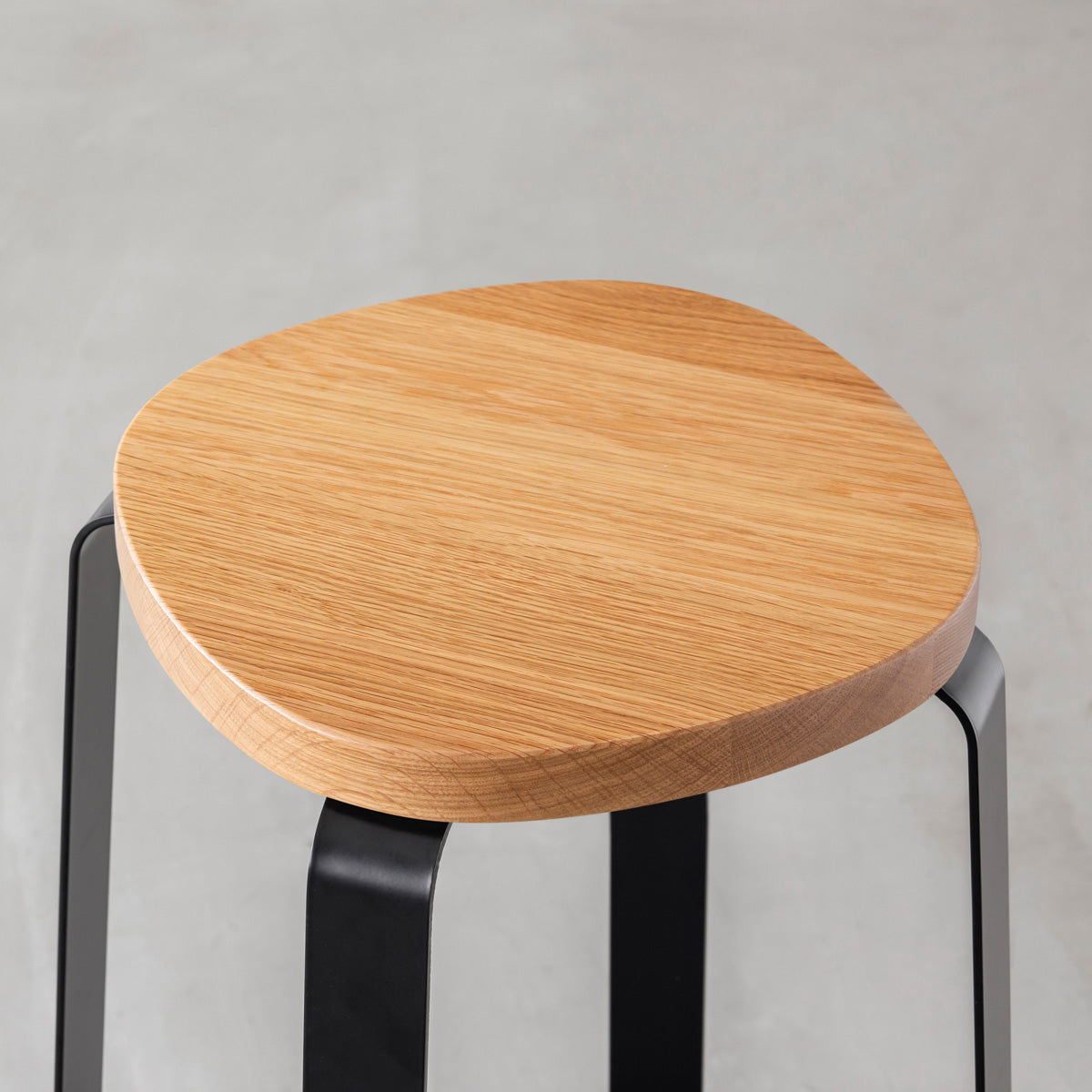 KANADEMONOの無垢ホワイトオーク Squircle座面とブラックのCross Plate脚を合わせたシンプルモダンなスツール（座面側面）