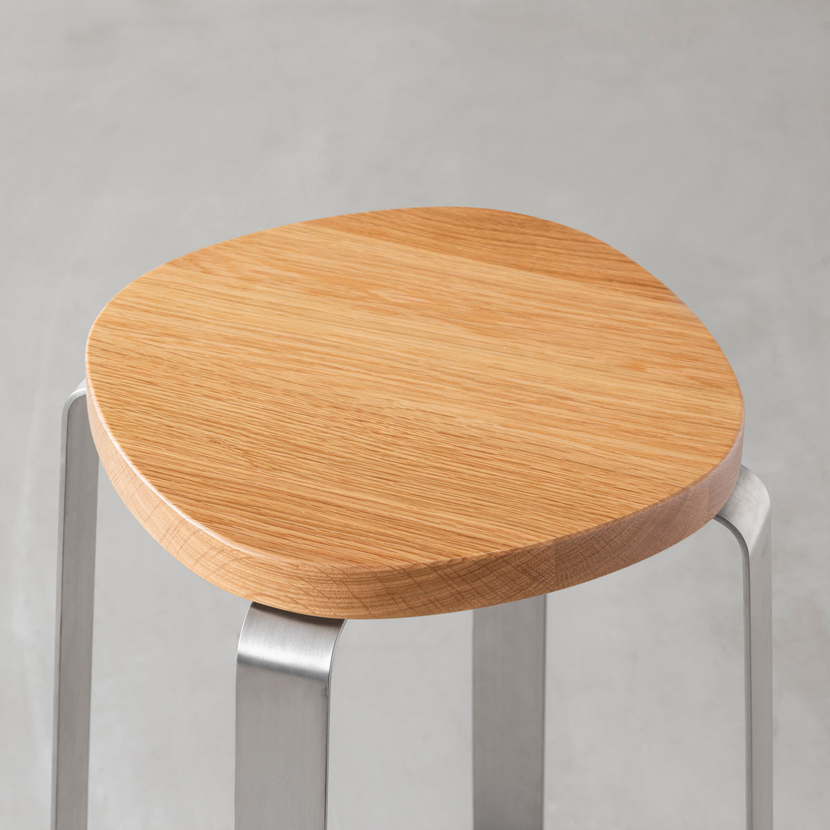 KANADEMONOの無垢ホワイトオーク Squircle座面とステンレスのCross Plate脚を合わせたシンプルモダンなハイスツール（座面）