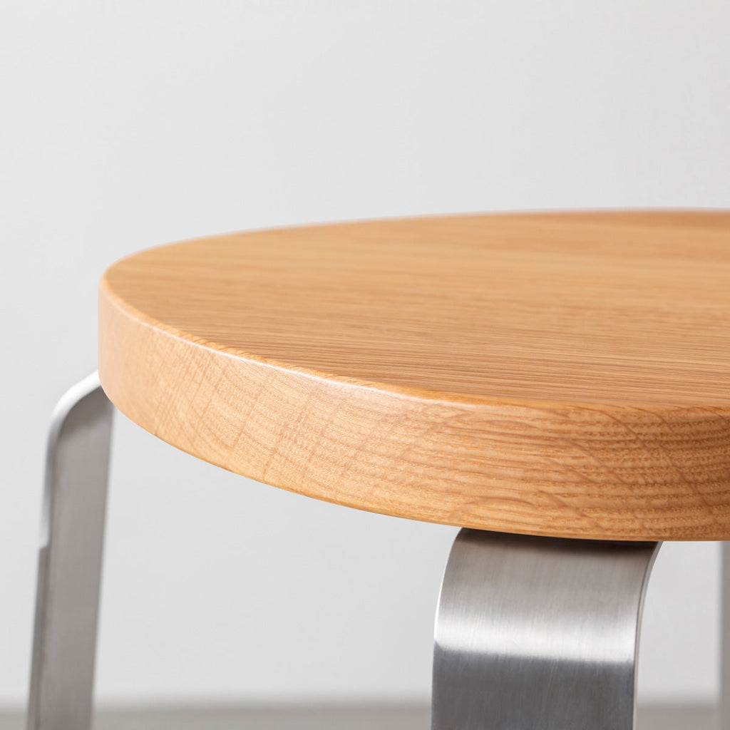 KANADEMONOの無垢ホワイトオーク Squircle座面とステンレスのCross Plate脚を合わせたシンプルモダンなハイスツール（座面側面）