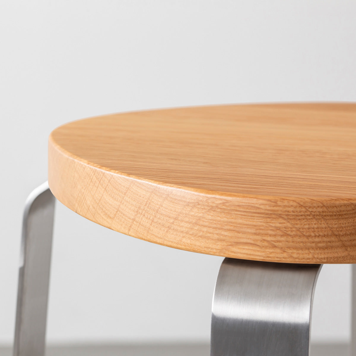 KANADEMONOの無垢ホワイトオーク Squircle座面とステンレスのCross Plate脚を合わせたシンプルモダンなハイスツール（座面側面）