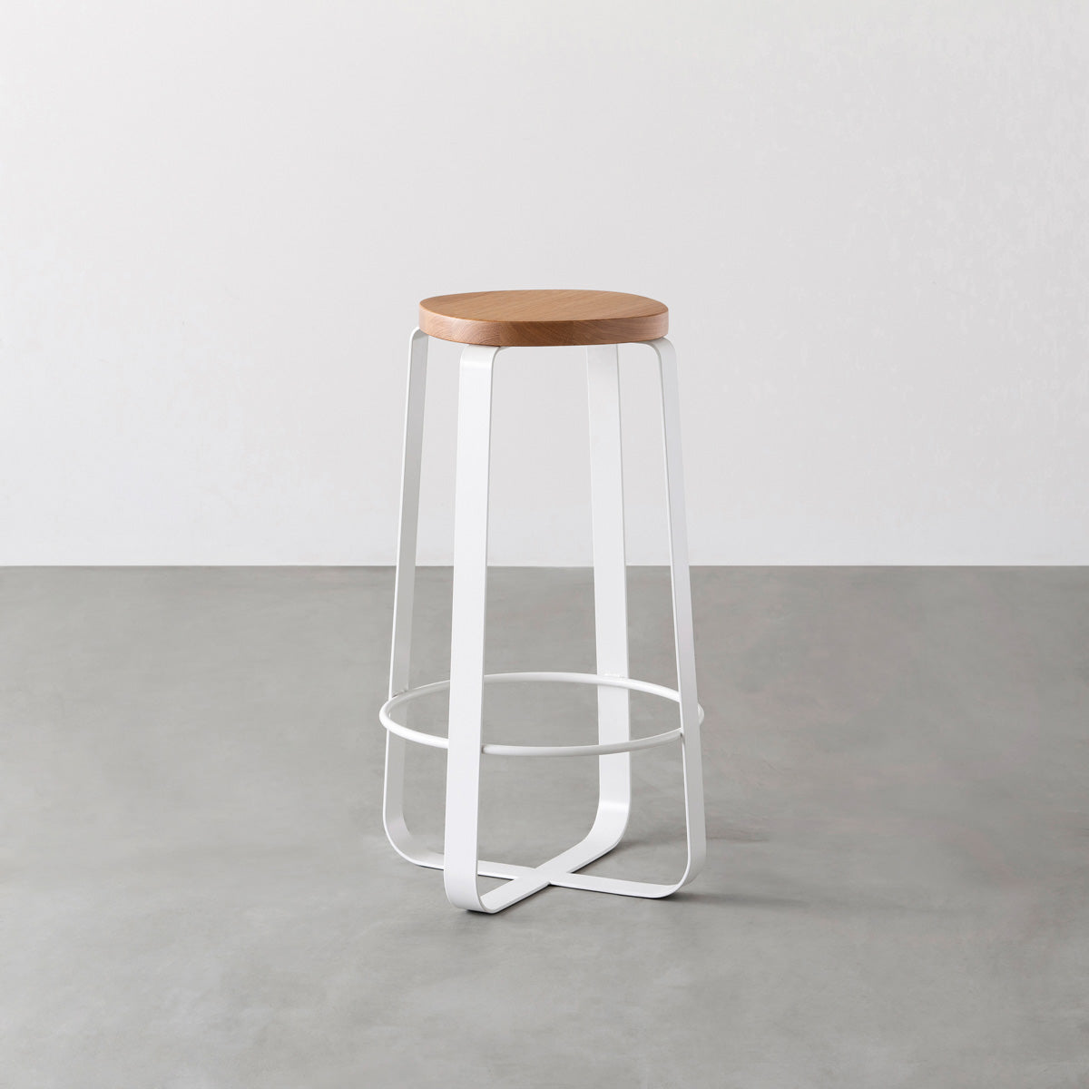 KANADEMONOの無垢ホワイトオーク Squircle座面とホワイトのCross Plate脚を合わせたシンプルモダンなハイスツール