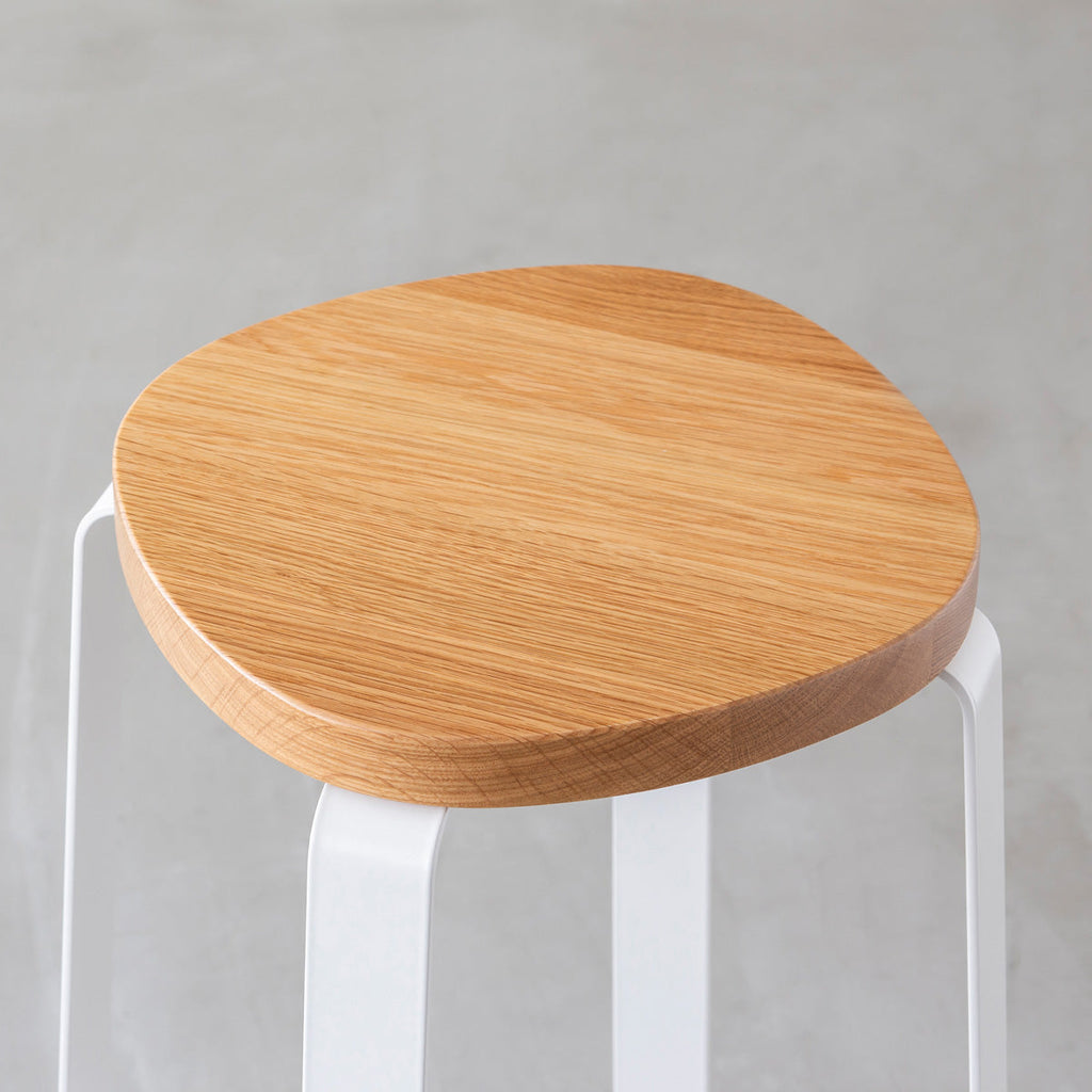 KANADEMONOの無垢ホワイトオーク Squircle座面とホワイトのCross Plate脚を合わせたシンプルモダンなハイスツール（座面）