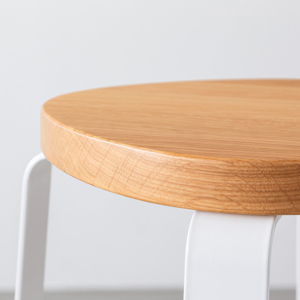 KANADEMONOの無垢ホワイトオーク Squircle座面とホワイトのCross Plate脚を合わせたシンプルモダンなハイスツール（座面側面）