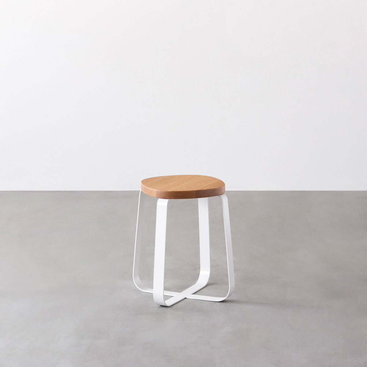KANADEMONOの無垢ホワイトオーク Squircle座面とホワイトのCross Plate脚を合わせたシンプルモダンなスツール
