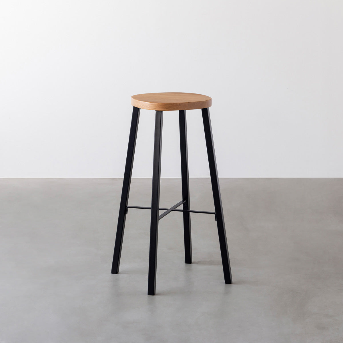 KANADEMONOの無垢ホワイトオーク Squircle座面とブラックのSlant Bar脚を合わせたシンプルモダンなハイスツール