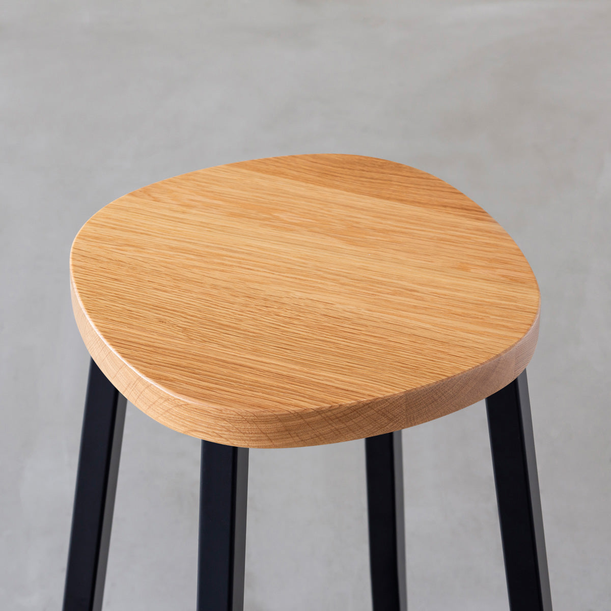 KANADEMONOの無垢ホワイトオーク Squircle座面とブラックのSlant Bar脚を合わせたシンプルモダンなハイスツール（座面）