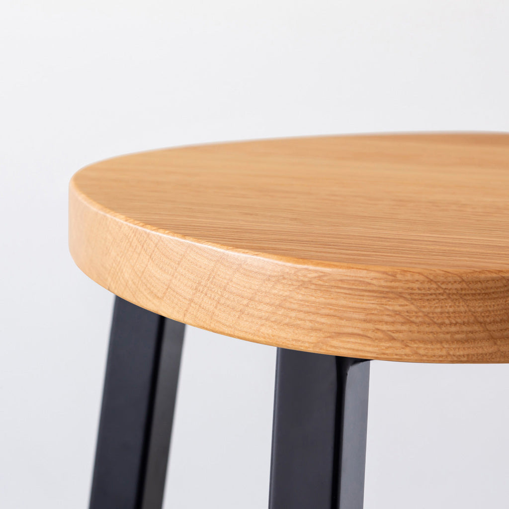 KANADEMONOの無垢ホワイトオーク Squircle座面とブラックのSlant Bar脚を合わせたシンプルモダンなハイスツール（座面側面）
