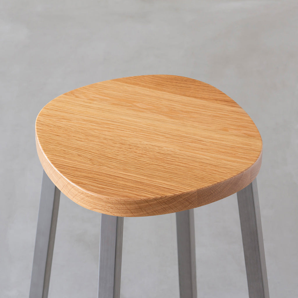 KANADEMONOの無垢ホワイトオーク Squircle座面とステンレスのSlant Bar脚を合わせたシンプルモダンなハイスツール（座面）