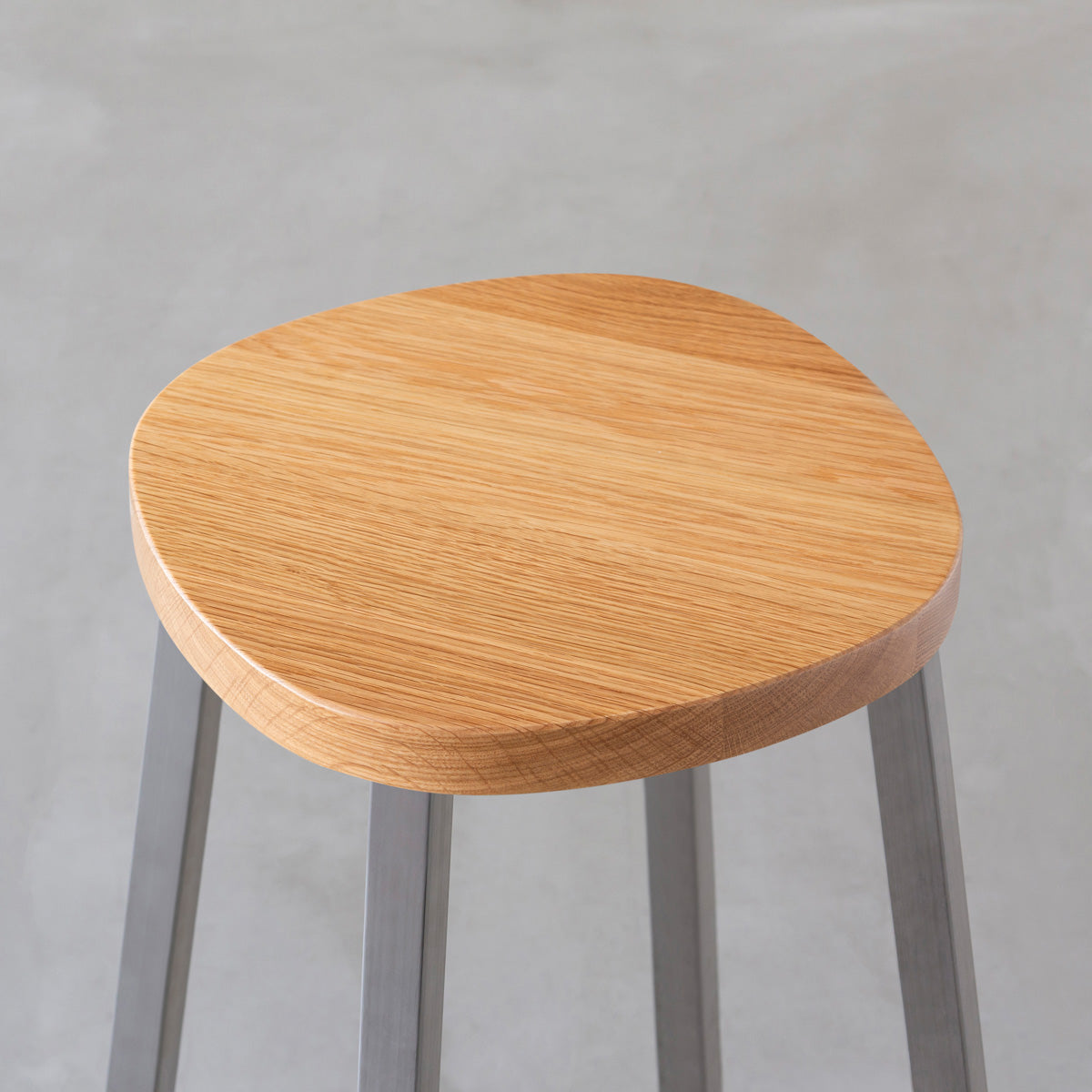 KANADEMONOの無垢ホワイトオーク Squircle座面とステンレスのSlant Bar脚を合わせたシンプルモダンなハイスツール（座面）