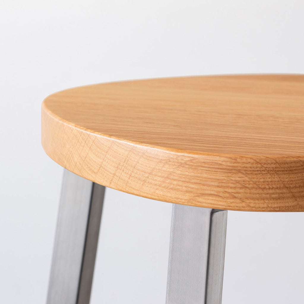 KANADEMONOの無垢ホワイトオーク Squircle座面とステンレスのSlant Bar脚を合わせたシンプルモダンなハイスツール（座面側面）