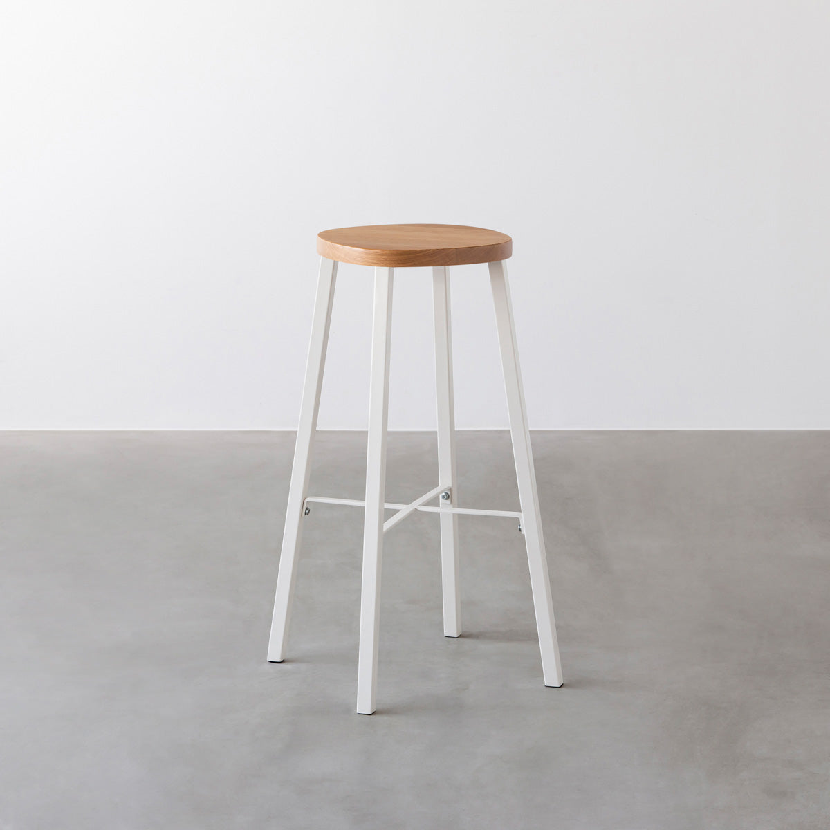 KANADEMONOの無垢ホワイトオーク Squircle座面とホワイトのSlant Bar脚を合わせたシンプルモダンなハイスツール