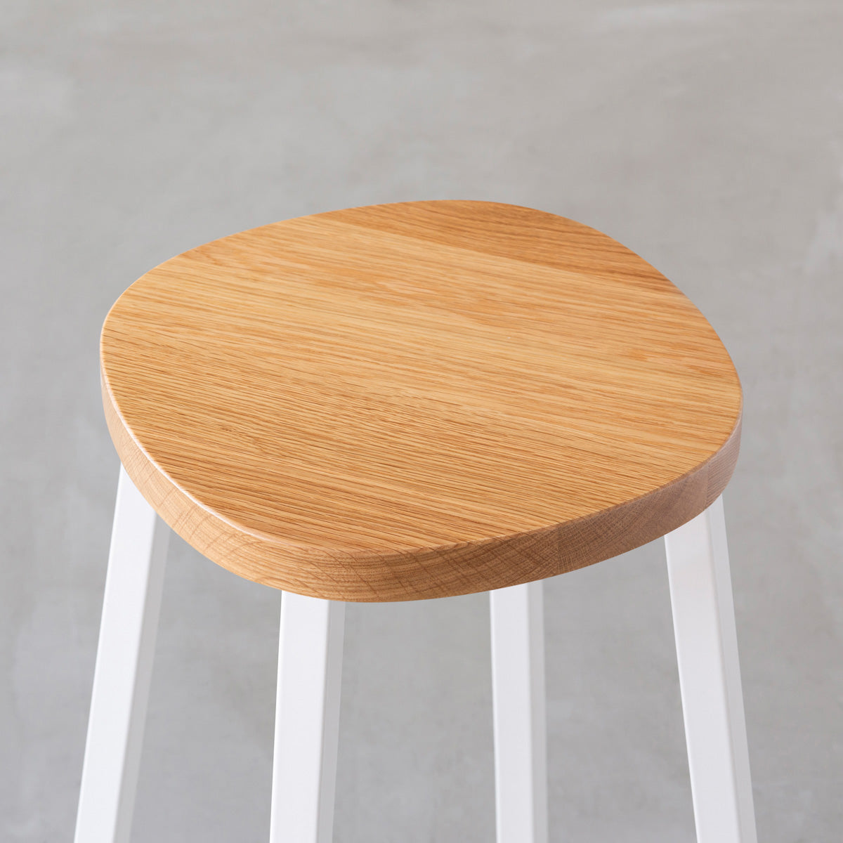 KANADEMONOの無垢ホワイトオーク Squircle座面とホワイトのSlant Bar脚を合わせたシンプルモダンなハイスツール（座面）