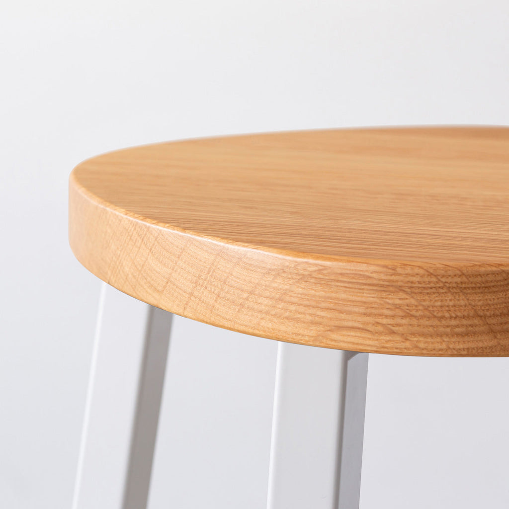 KANADEMONOの無垢ホワイトオーク Squircle座面とホワイトのSlant Bar脚を合わせたシンプルモダンなハイスツール（座面側面）