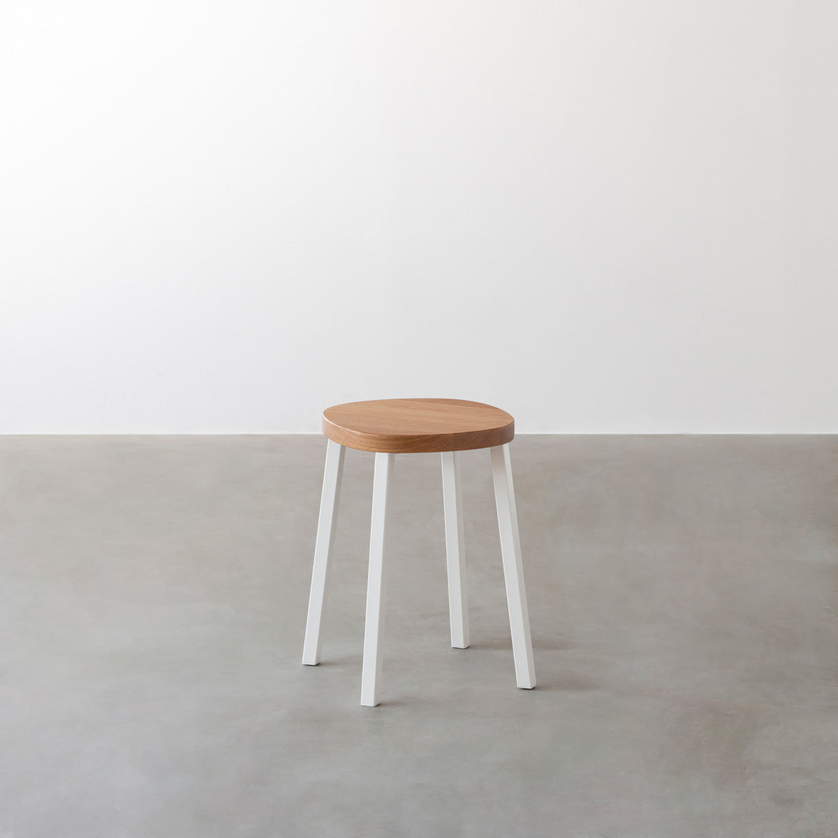 KANADEMONOの無垢ホワイトオーク Squircle座面とホワイトのSlant Bar脚を合わせたシンプルモダンなスツール