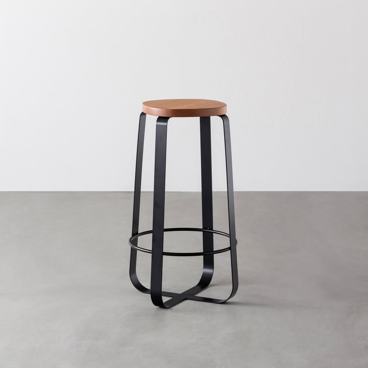 KANADEMONOの無垢ブラックチェリーSquircle座面とブラックのCross Plate脚を合わせたシンプルモダンなハイスツール