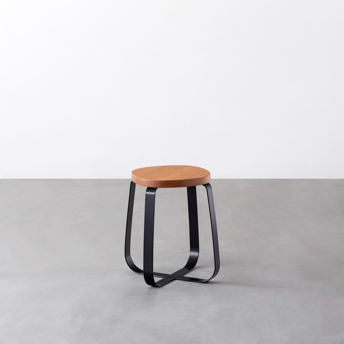 KANADEMONOの無垢ブラックチェリーSquircle座面とブラックのCross Plate脚を合わせたシンプルモダンなスツール