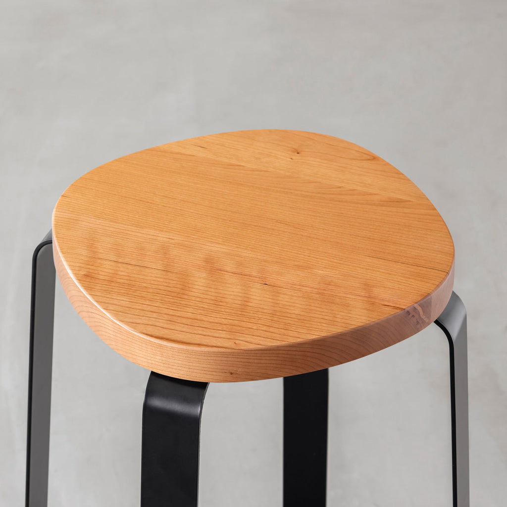 KANADEMONOの無垢ブラックチェリーSquircle座面とブラックのCross Plate脚を合わせたシンプルモダンなスツール（座面）