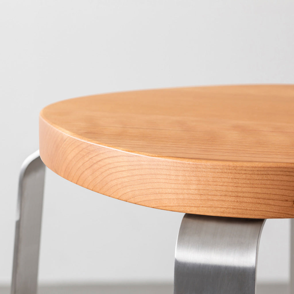 KANADEMONOの無垢ブラックチェリーSquircle座面とステンレスのCross Plate脚を合わせたシンプルモダンなハイスツール（座面側面）