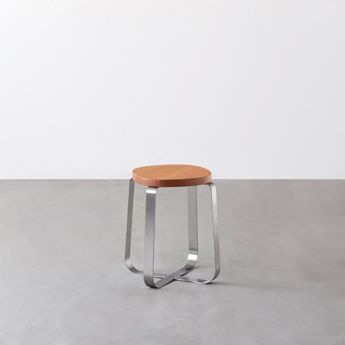 KANADEMONOの無垢ブラックチェリーSquircle座面とステンレスのCross Plate脚を合わせたシンプルモダンなスツール