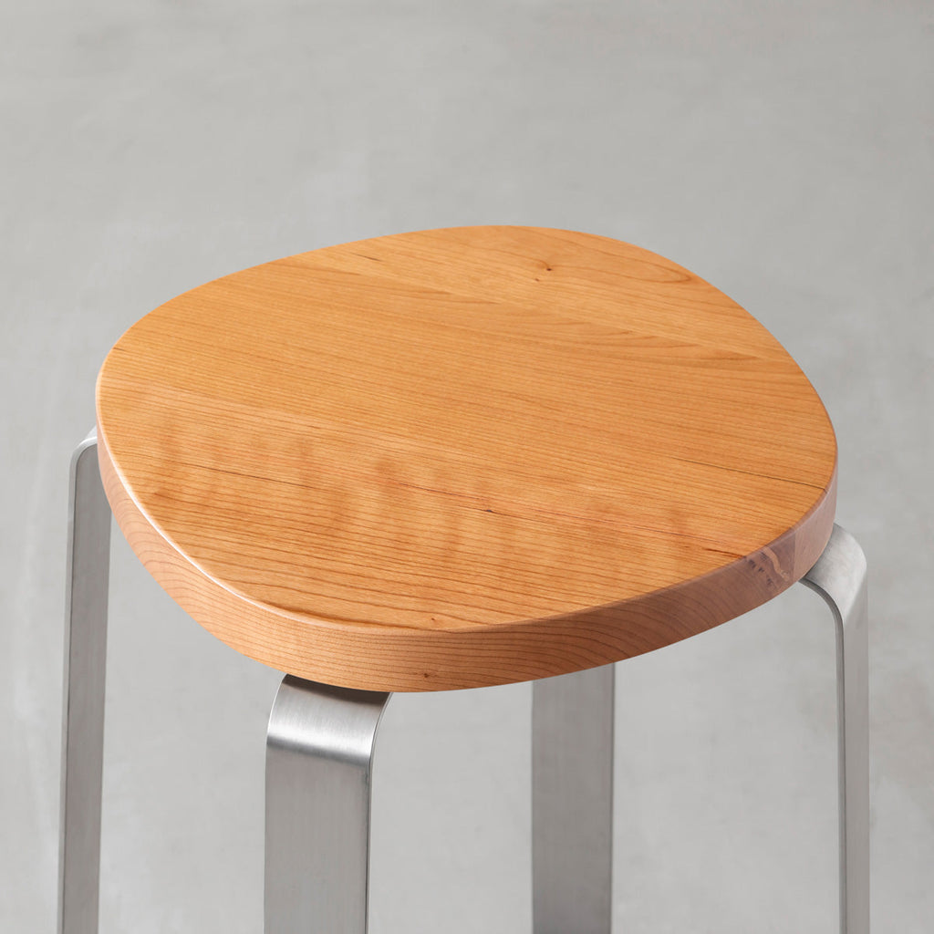 KANADEMONOの無垢ブラックチェリーSquircle座面とステンレスのCross Plate脚を合わせたシンプルモダンなスツール（座面）