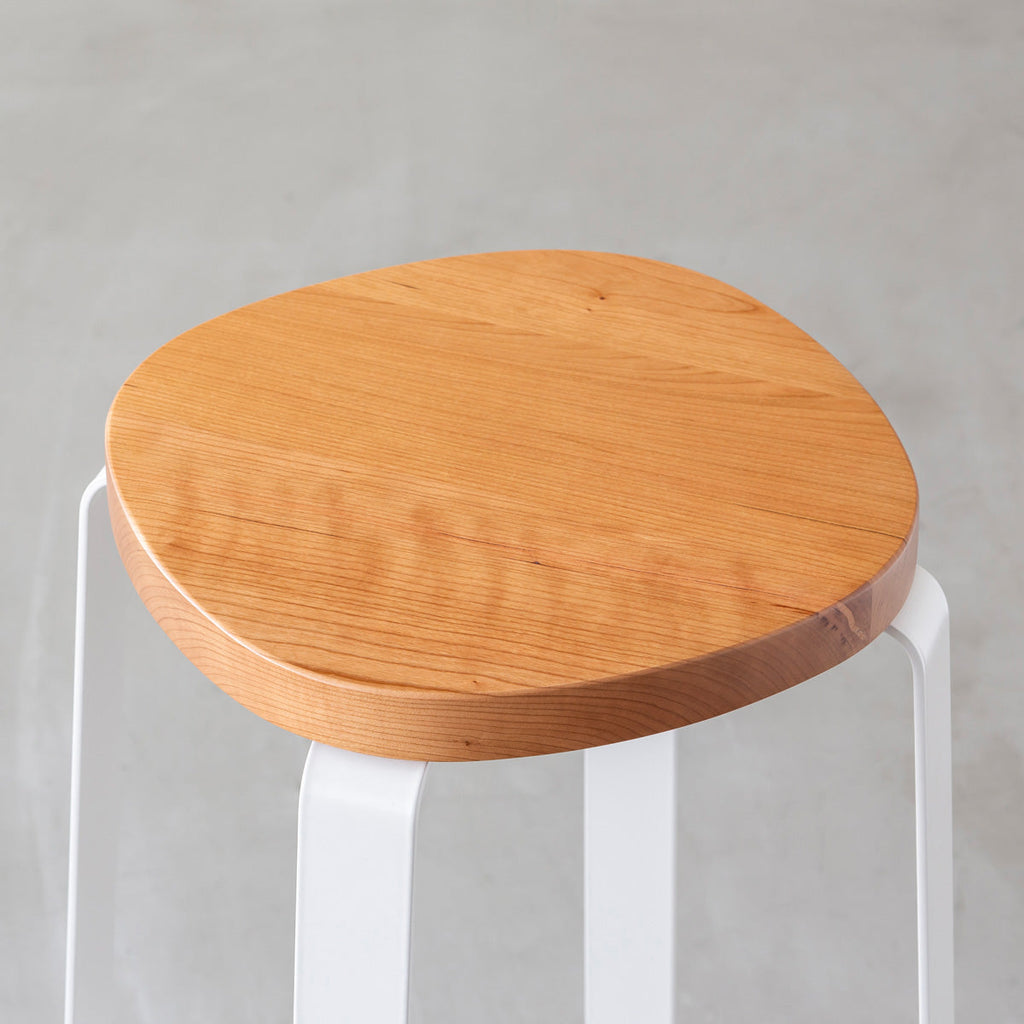 KANADEMONOの無垢ブラックチェリーSquircle座面とホワイトのCross Plate脚を合わせたシンプルモダンなハイスツール（座面）