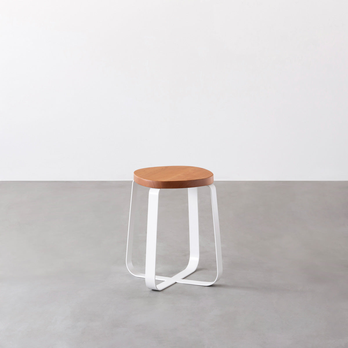 KANADEMONOの無垢ブラックチェリーSquircle座面とホワイトのCross Plate脚を合わせたシンプルモダンなスツール