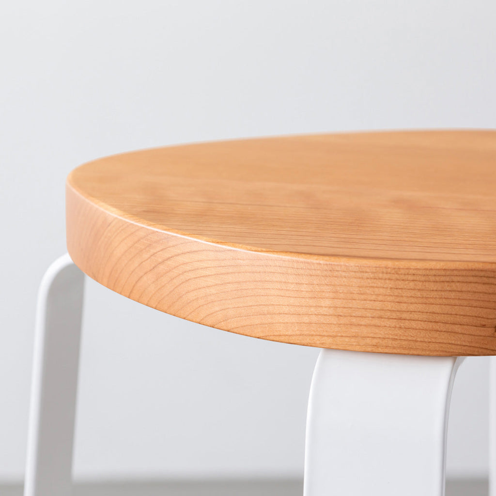 KANADEMONOの無垢ブラックチェリーSquircle座面とホワイトのCross Plate脚を合わせたシンプルモダンなスツール（座面側面）