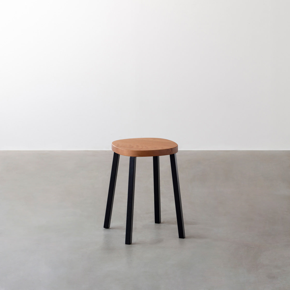 KANADEMONOの無垢ブラックチェリーSquircle座面とブラックのSlant Bar脚を合わせたシンプルモダンなスツール