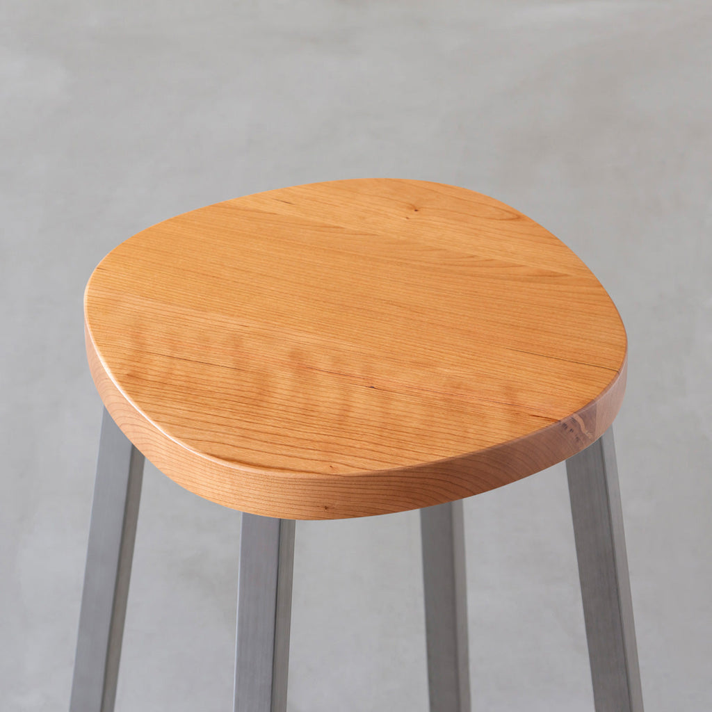 KANADEMONOの無垢ブラックチェリーSquircle座面とステンレスのSlant Bar脚を合わせたシンプルモダンなハイスツール（座面）