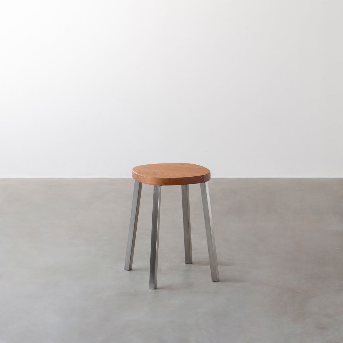 KANADEMONOの無垢ブラックチェリーSquircle座面とステンレスのSlant Bar脚を合わせたシンプルモダンなスツール