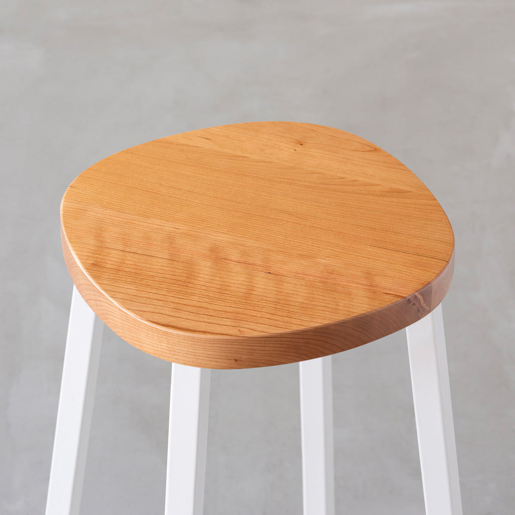 KANADEMONOの無垢ブラックチェリーSquircle座面とホワイトのSlant Bar脚を合わせたシンプルモダンなハイスツール（座面）