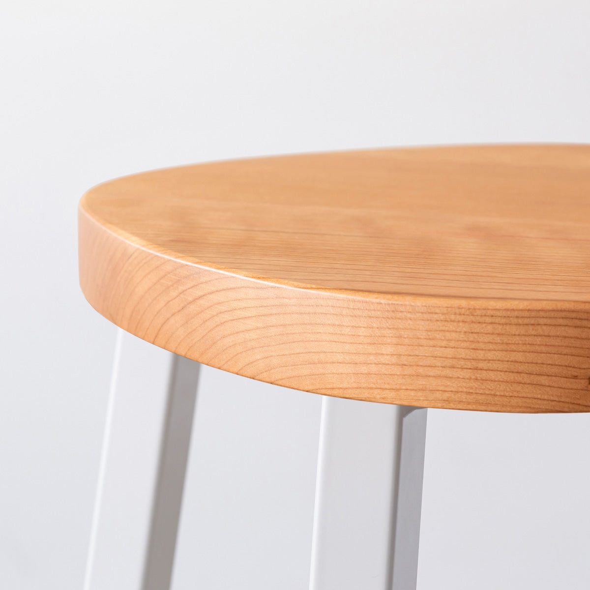 KANADEMONOの無垢ブラックチェリーSquircle座面とホワイトのSlant Bar脚を合わせたシンプルモダンなハイスツール（座面2）