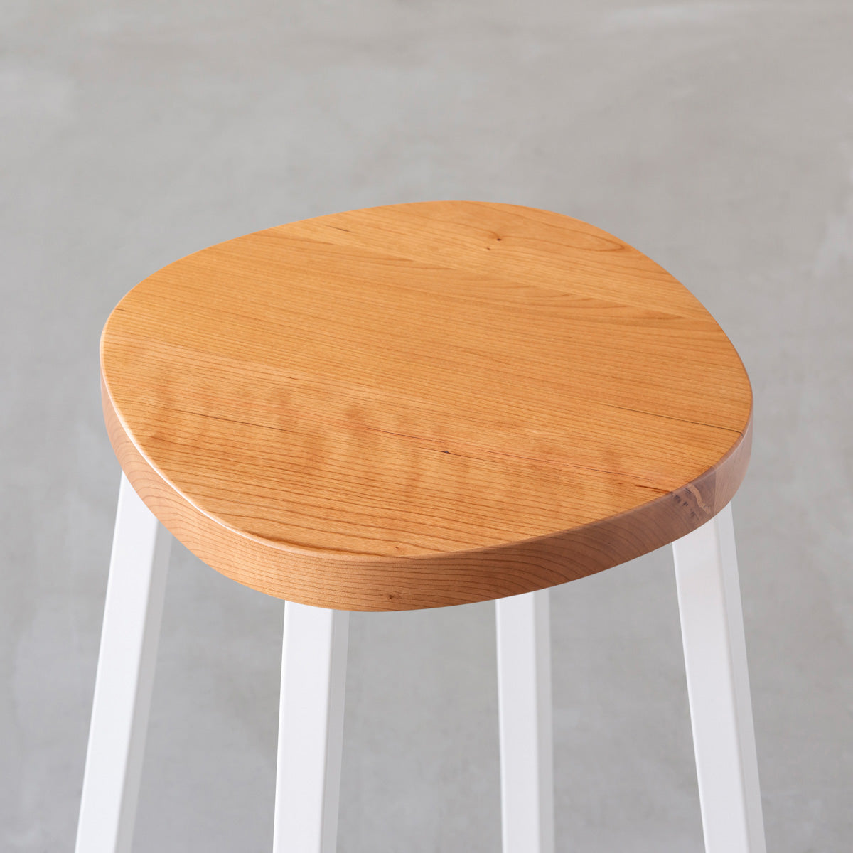 KANADEMONOの無垢ブラックチェリーSquircle座面とホワイトのSlant Bar脚を合わせたシンプルモダンなスツール（座面）
