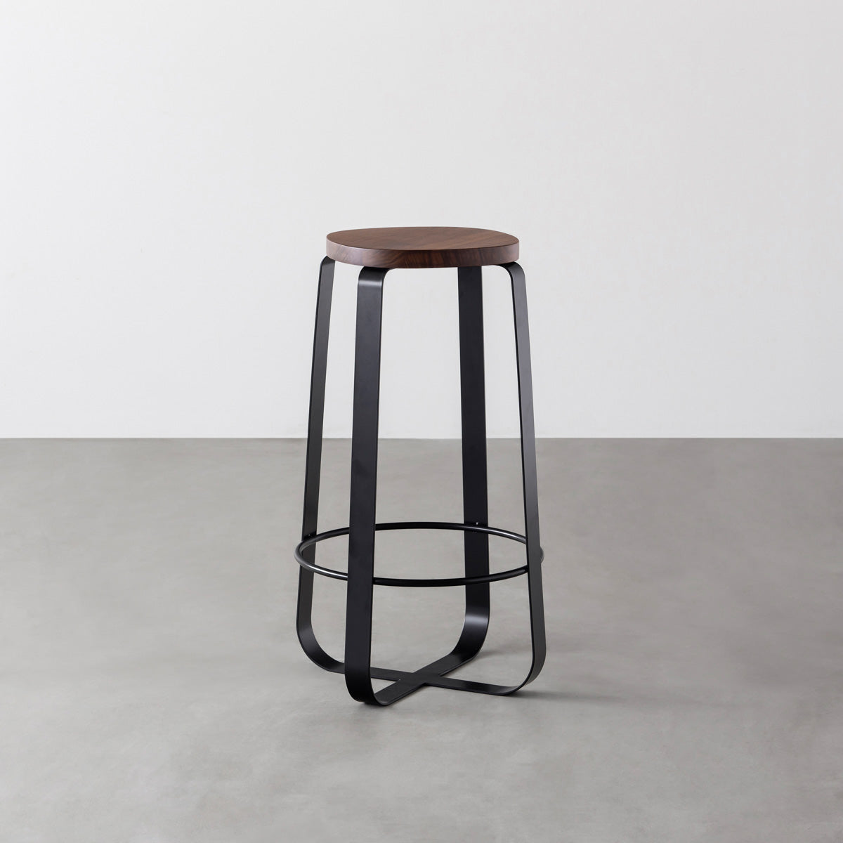 KANADEMONOの無垢ウォルナットSquircle座面とブラックのCross Plate脚を合わせたシンプルモダンなハイスツール