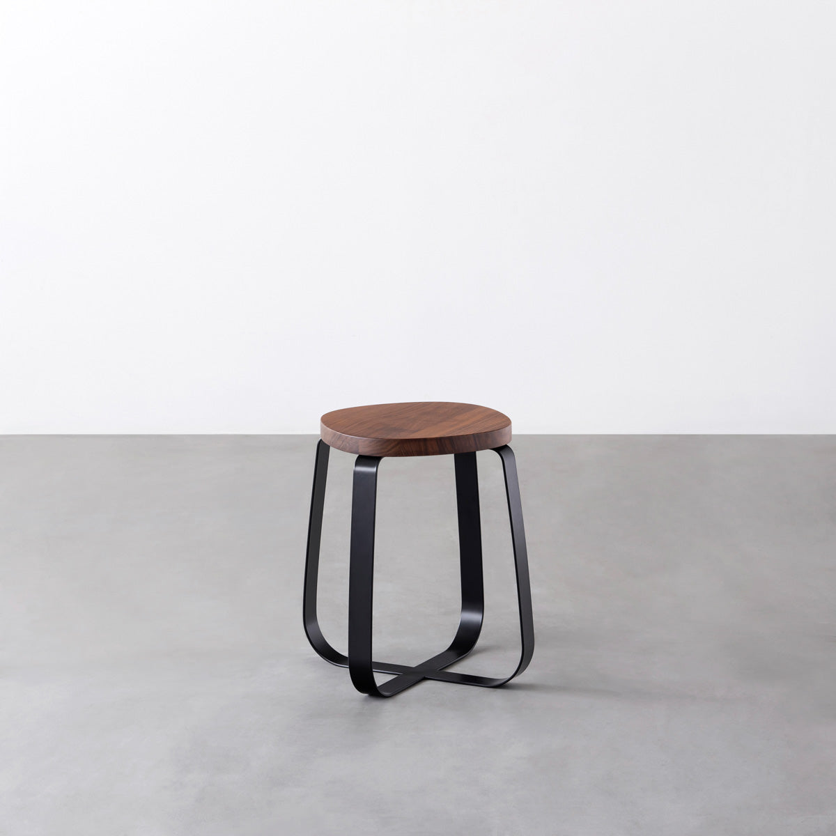 KANADEMONOの無垢ウォルナットSquircle座面とブラックのCross Plate脚を合わせたシンプルモダンなスツール
