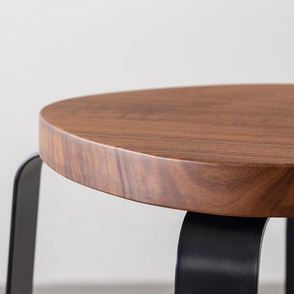 KANADEMONOの無垢ウォルナットSquircle座面とブラックのCross Plate脚を合わせたシンプルモダンなスツール（座面側面）