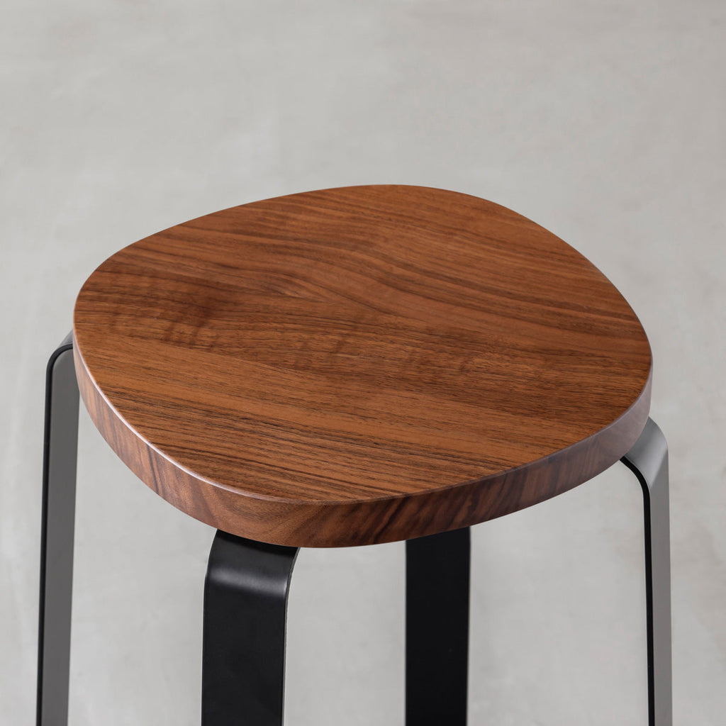 KANADEMONOの無垢ウォルナットSquircle座面とブラックのCross Plate脚を合わせたシンプルモダンなスツール（座面）