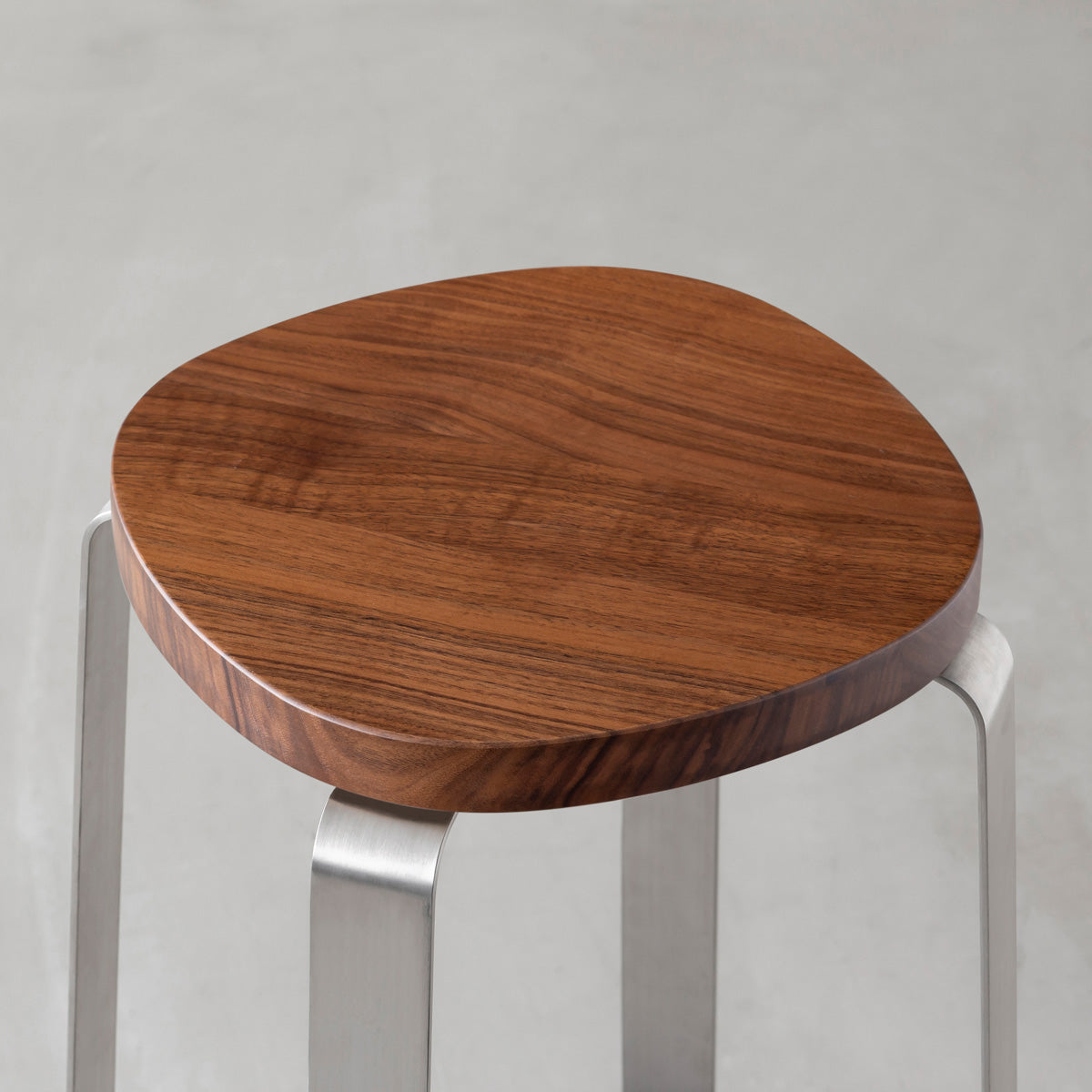 KANADEMONOの無垢ウォルナットSquircle座面とステンレスのCross Plate脚を合わせたシンプルモダンなハイスツール（座面）