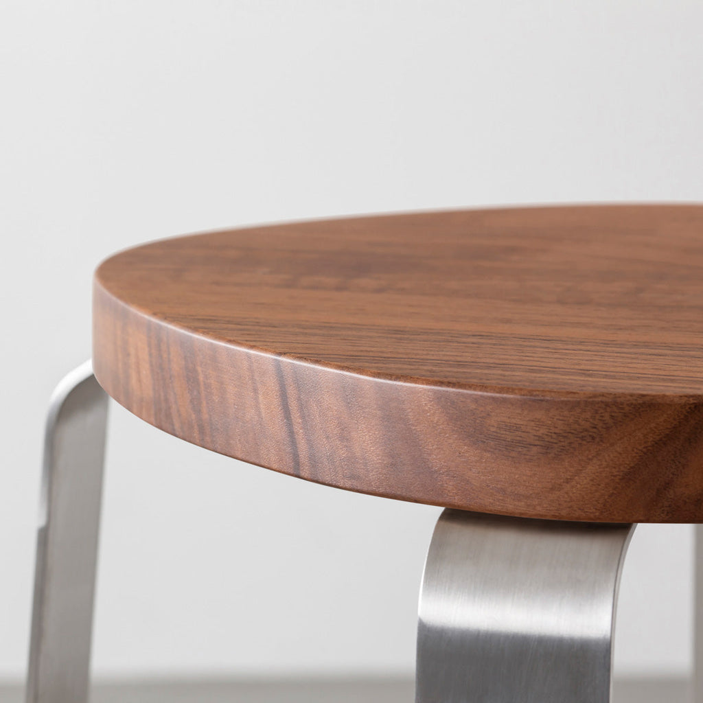 KANADEMONOの無垢ウォルナットSquircle座面とステンレスのCross Plate脚を合わせたシンプルモダンなハイスツール（座面側面）