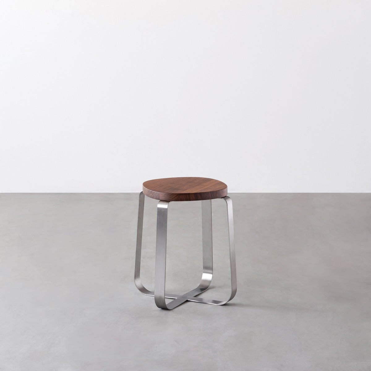 KANADEMONOの無垢ウォルナットSquircle座面とステンレスのCross Plate脚を合わせたシンプルモダンなスツール