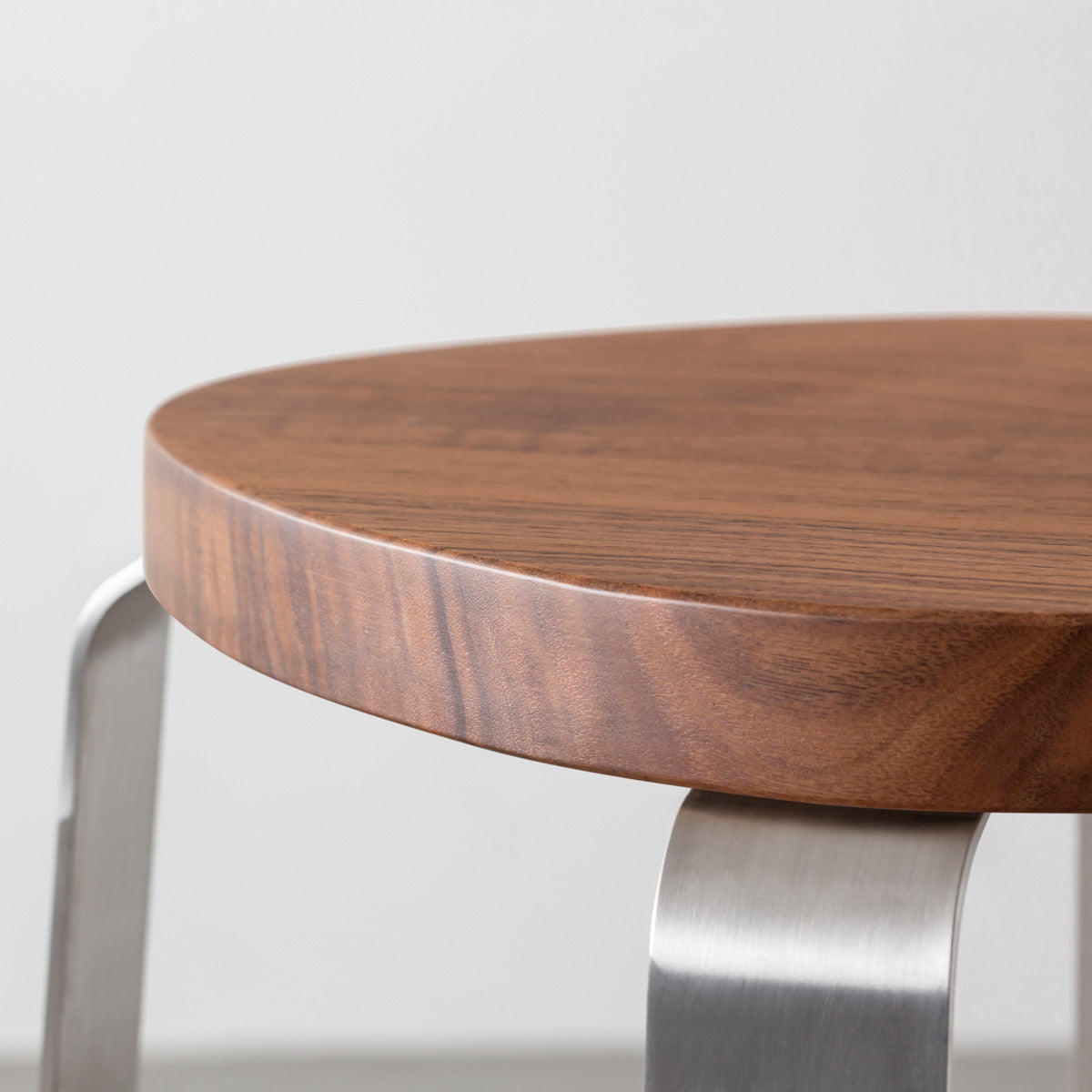 KANADEMONOの無垢ウォルナットSquircle座面とステンレスのCross Plate脚を合わせたシンプルモダンなスツール（座面2）