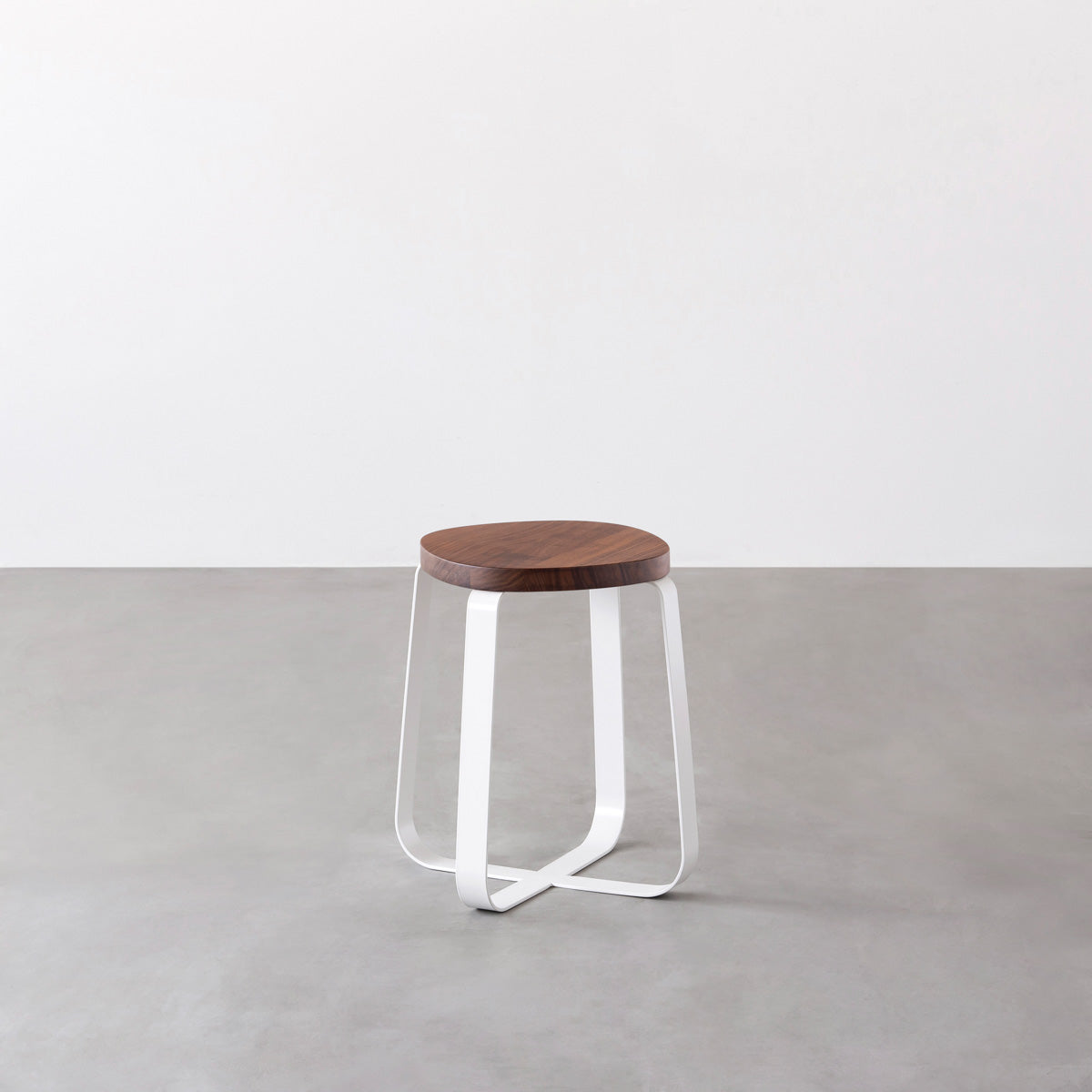 KANADEMONOの無垢ウォルナットSquircle座面とホワイトのCross Plate脚を合わせたシンプルモダンなスツール